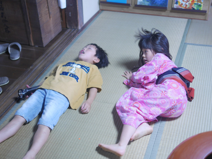 畳の上で寝転ぶ子供達
